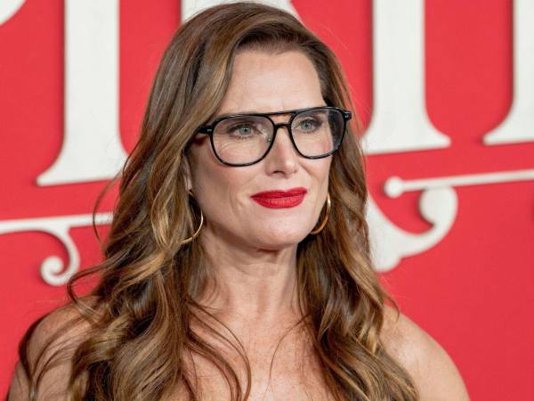 La actriz estadounidense Brooke Shields revela en su último libro, Brooke Shields is not Allowed to Get Old: Thoughts on Aging as a Woman (“A Brooke Shields no se le permite envejecer: reflexiones sobre el envejecimiento como mujer”), que cuando tenía 40 años un cirujano le realizó un rejuvenecimiento vaginal sin su consentimiento.