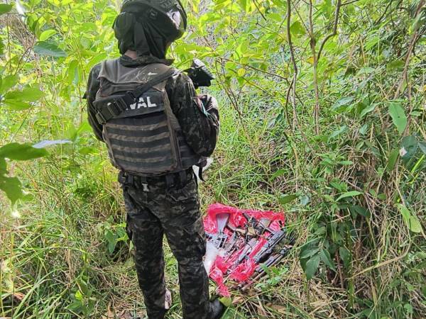 Miembros de la Fuerza Naval de Honduras (FNH) resguardan parte de las armas encontradas e incautadas dentro de una vivienda ubicada en la comunidad de Ibat del municipio de Puerto Lempira, Gracias a Dios.