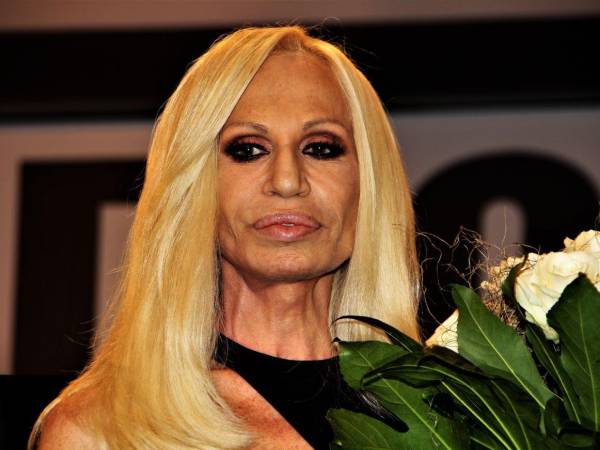 La diseñadora de modas Donatella Versace presumió un nuevo look que utilizó para la gala benéfica de Elton John, por el estreno de “El diablo viste de Prada: el musical” en Londres, que se realizó durante el fin de semana.