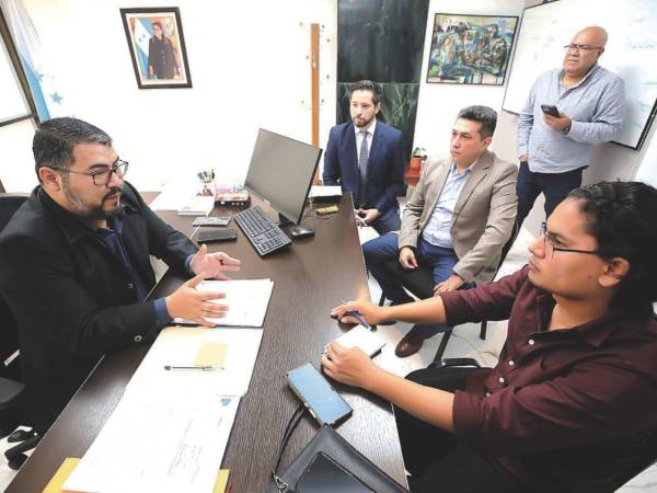 En la reunión estuvieron los comisionados del Seguro Social Samuel Zelaya y Marco Destephen, además se contó con la participación del doctor Ricardo Reyes, asesor médico de la Comisión Interventora del IHSS. La ministra no estuvo presente por diligencias mayores.