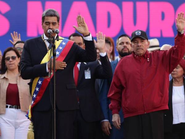 El líder chavista Nicolás Maduro (c) participa en un acto público en Caracas, Venezuela.