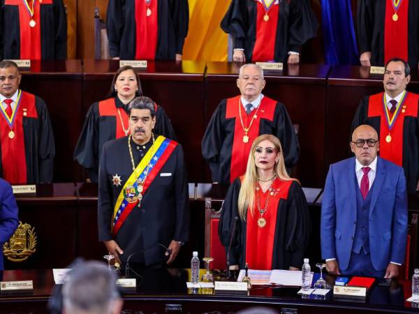 Momento en que Nicolás Maduro fue juramentado en el Parlamento.