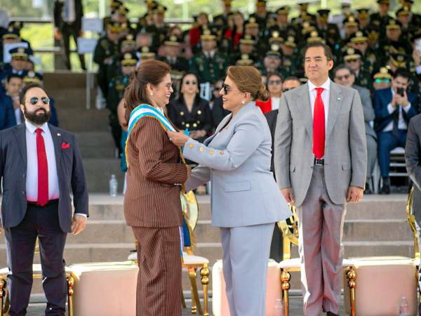 La presidenta de la República, Xiomara Castro, le colocó una banda a la ministra de Defensa, Rixi Moncada, por la labor al frente de esa secretaría.