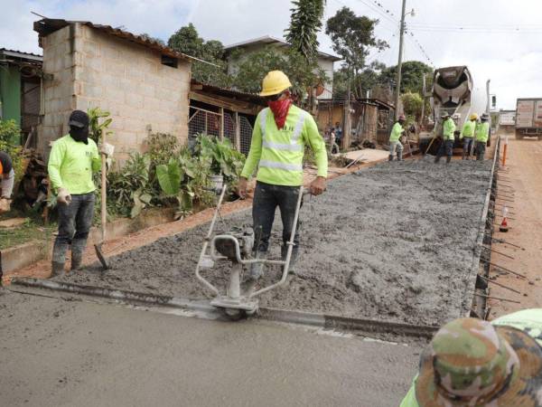 Los trabajadores inician la pavimentación de los primeros tramos de la carretera de la aldea de Azacualpa en el municipio del Distrito Central, Francisco Morazán.