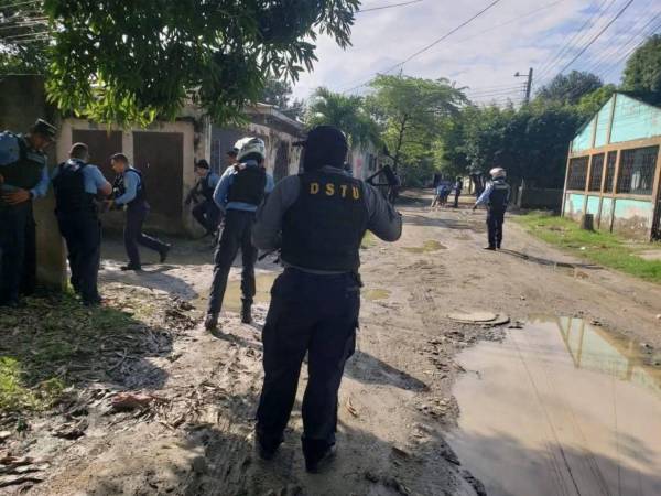 Agentes de las distintas divisiones de la Policía Nacional ejecutaron allanamientos en la colonia Ebenezer en búsqueda de armamento y narcóticos ocultos en caletas.