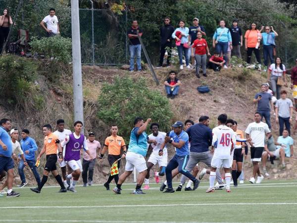 El banderín de esquina fue el escenario donde inició la pelea entre jugadores de Olimpia y Motagua en la final del torneo de reservas. Aquí las imágenes del vergonzoso momento.