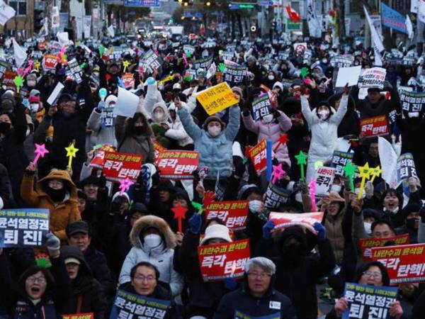 Miles de surcoreanos han estallado este sábado de júbilo tras conocer que el Parlamento aprobó la destitución del presidente, Yoon Suk-yeol, por haber declarado la ley marcial el pasado 3 de diciembre.