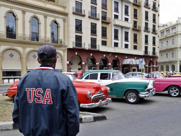 En dos intervenciones televisadas simultáneas, los entonces presidentes de EE.UU. y Cuba, Barack Obama y Raúl Castro, en 2014, sorprendieron al mundo al anunciar que ambos países, enfrentados desde el triunfo de la revolución en la isla en 1959, se tenderían la mano tras meses de negociaciones secretas patrocinadas por Canadá y el Vaticano. Se cumplen 10 años.