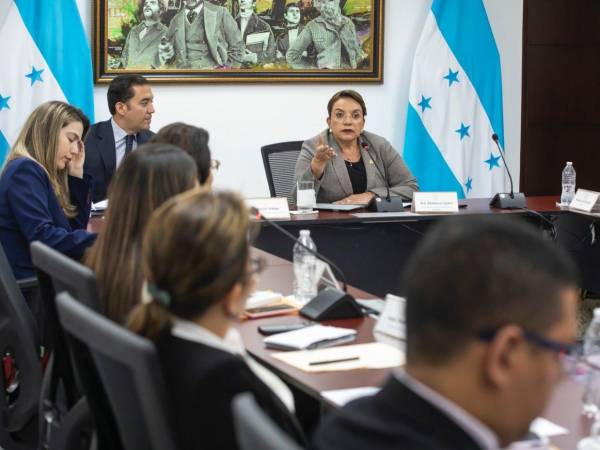 La presidenta Xiomara Castro Sarmiento, se reunió con representantes del Banco Interamericano de Desarrollo (BID) y la Secretaría de Salud (Sesal), para conocer los avances de los proyectos hospitalarios.