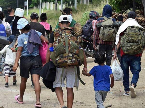 Varios núcleos familiares decidieron partir desde San Pedro Sula en una nueva caravana con destino hacia Estados Unidos.