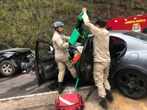 Personal del Cuerpo de Bomberos se desplazó al lugar de la colisión donde atendieron a las cuatro personas que resultaron heridas a causa del fuerte impacto entre los dos vehículos.