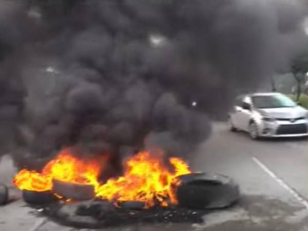 Los manifestantes exigen la reparación de calles y también del sistema de aguas negras.