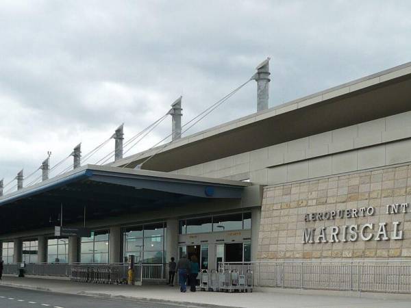 La Policía señaló que en el exterior del aeropuerto internacional Mariscal Sucre, de Quito, “se identificó un vehículo blindado que pretendería transportar a estas dos personas y al dinero”.