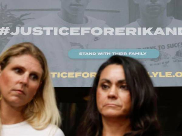 Fotografía del 16 de octubre de 2024 de integrantes de la familia de Erik y Lyle Menéndez, durante una rueda de prensa para pedir su libertad, en el Centro de Justicia Penal Clara Shortridge Foltz, en Los Ángeles, California.