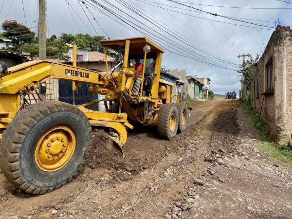 La maquinaria ya trabaja en la compactación del suelo que en los próximos días será pavimentado.