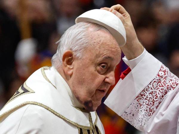 El papa Francisco se dio un golpe en la barbilla. El pontífice apareció hoy durante el consistorio en el que crearon 21 nuevos cardenales.