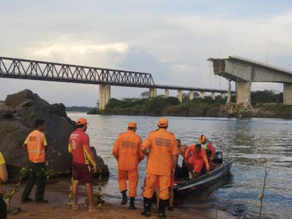 Derrumbe de puente en Brasil deja 8 muertos y 9 desaparecidos; buscan a víctimas en río Tocantins.