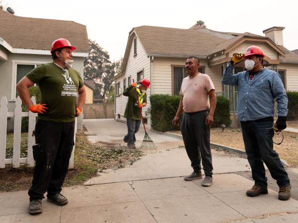 El grupo, coordinado por la Red Nacional de Jornaleros (NDLON), ha intervenido en áreas como Pasadena y Altadena, donde los fuertes vientos de Santa Ana han complicado la situación.