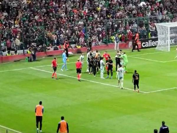 En los últimos minutos del partido, estuvo a punto de armarse una trifulca entre los jugadores de “El Tri” y la bicolor.