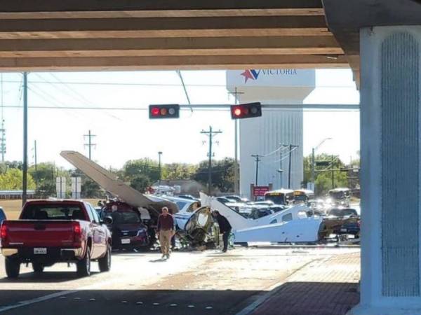 Un avión bimotor Piper PA-31 realizó un aterrizaje de emergencia el miércoles por la tarde en una autopista de Victoria, Texas, a unos 240 kilómetros al suroeste de Houston. El incidente, captado en video por testigos, dejó al menos cuatro heridos y múltiples vehículos dañados.