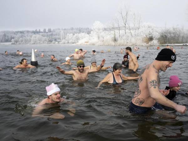 Valentía en aguas heladas. Nadadores desafían temperaturas de 4°C en el tradicional baño de fin de año en el lago Moossee, Suiza.