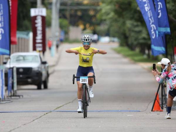 Desde sus inicios usando la bicicleta como transporte escolar, Karen ha transformado el ciclismo en su pasión y estilo de vida.