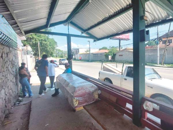 Familiares de Jimmy Samuel Alvarado Pérez y Darwin Fabricio Martínez Reyes retiraron ayer sus cuerpos de la morgue en San Pedro Sula