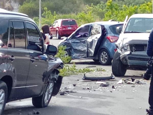 En el anillo periférico a inmediaciones de la colonia Satélite al sur de la capital, varios vehículos colisionaron y las pérdidas fueron materiales.