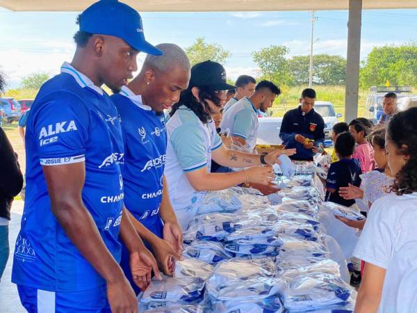 Alberth Elis juntos a Deybi Flores y otros jugadores entregaron los kits deportivos a los menores que participaron en la clínica deportiva.