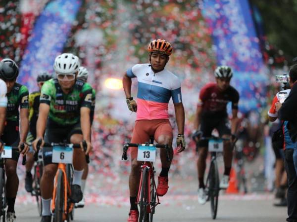 Tegucigalpa se llenó de emoción este domingo 24 de noviembre con el inicio de la decimotercera edición de la Vuelta Ciclística de EL HERALDO.