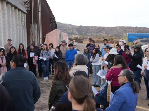 Líderes religiosos, activistas proinmigrantes y varias personas participan en la ‘Posada sin Fronteras’, la tradición de escenificar el viaje a Belén, en la frontera de San Ysidro, en San Diego, California.