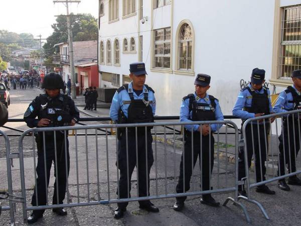 Bajo un fuerte resguardo policial, los accesos a los Juzgados bloqueados y un grupo de manifestantes exigiendo justicia para Isy Obed Murillo, inició este viernes la audiencia inicial de Romeo Vásquez Velásquez.