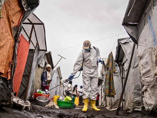 Solo en la República Democrática del Congo la enfermedad desconocida deja 79 personas fallecidas. LA OMS dice que los síntomas son similares a los de la gripe o covid-19.