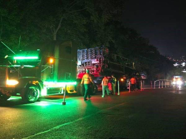 La moderna maquinaria llegó en la madrugada de ayer y ya está trabajando en el bulevar Fuerzas Armadas.