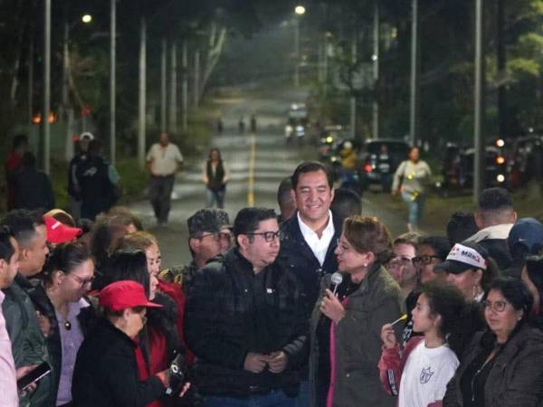 La presidenta hondureña visita Valle Ángeles para inaugurar iluminación y supervisa obras que se desarrollan en el municipio.