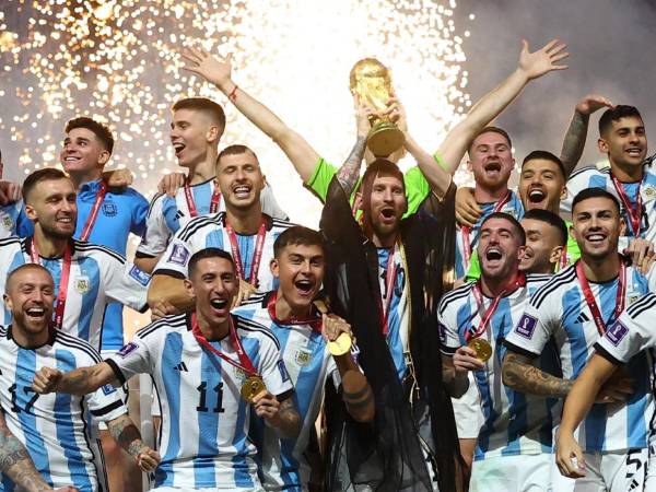 Futbolista campeón del mundo con Argentina y Messi, sorprende al reaparecer con equipo de tercera división.