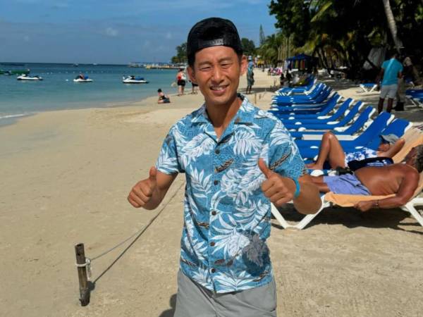 Shin Fujiyama, filántropo y bloguero de origen japonés con nacionalidad estadounidense, llegó a las bellas playas de Roatán, en Islas de la Bahía, Honduras.