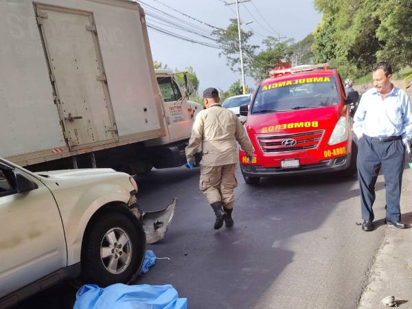 La pareja de motociclistas fue arrollada por una camioneta a la altura del puente Juan Ramón Molina.