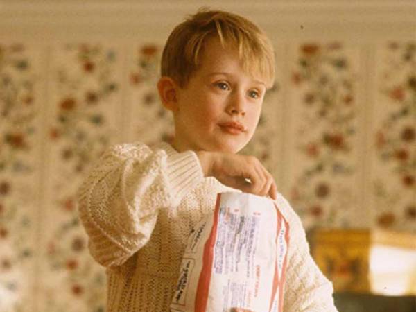 “Mi Pobre Angelito” (Home Alone), protagonizada por Macaulay Culkin como Kevin McCallister, se ha convertido en un ícono del cine navideño desde su estreno en 1990. A pesar de su gran éxito y popularidad, esta comedia familiar no está exenta de errores y curiosidades detrás de cámaras que han dejado a los fans intrigados.