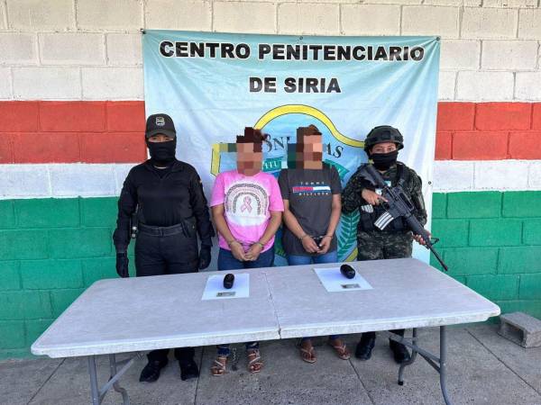 Las dos mujeres custodiadas por dos agentes penitenciarias de la cárcel de El Porvenir, en Francisco Morazán.