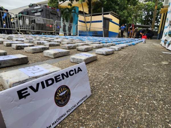 En Colón encontraron más de media tonelada de cocaína enterrada en la desembocadura del río Aguán.