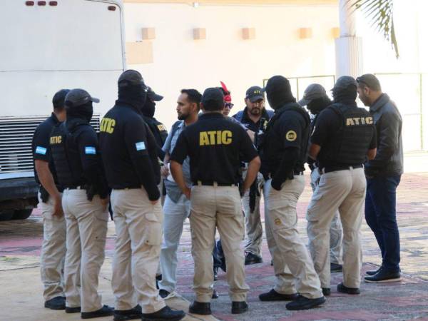 Un grupo de agentes de la ATIC llegaron este jueves al Congreso Nacional, supuestamente a secuestran información del Fondo Departamental.