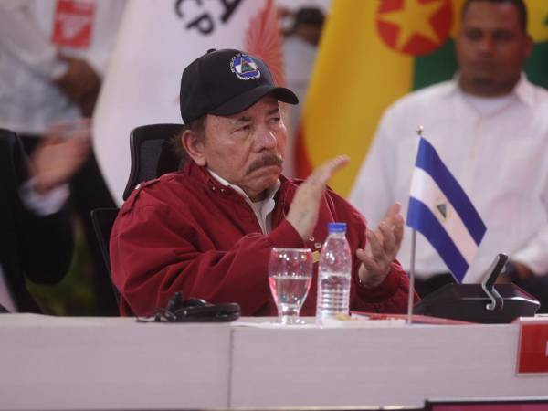 Daniel Ortega durante una sesión oficial en Managua, donde impulsa reformas constitucionales que consolidarían el control del Ejecutivo.