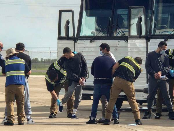 Fotografía de archivo de un grupo de personas de entre unos 130 colombianos que fueron deportados a su país en uno de los 12 vuelos que semanalmente salen del aeropuerto de Harlingen, en Texas.