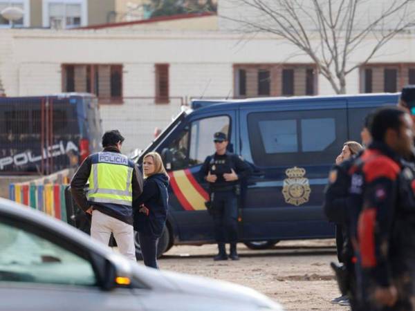 La delegada del Gobierno en la Comunidad Valenciana, Pilar Bernabé (2i), en Massanasa, donde un operario que estaba realizando tareas de limpieza en el colegio Lluís Vives de Massanassa (Valencia).