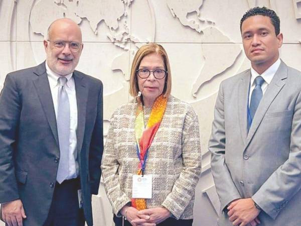 Rodrigo Valdés, director del Hemisferio Occidental del FMI, con Rebeca Santos y Christian Duarte.