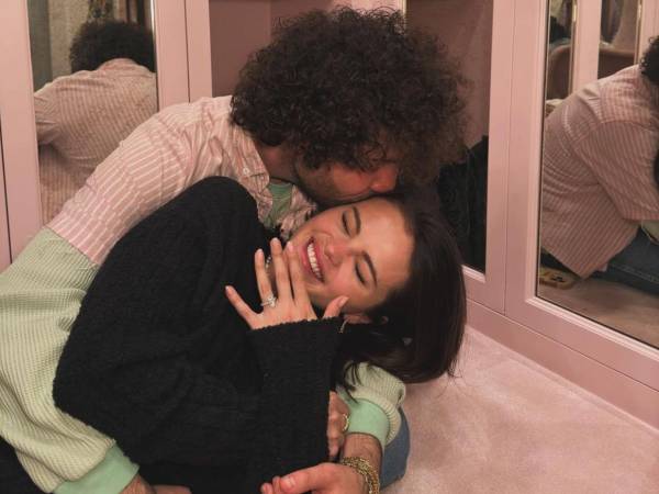 Benny Blanco y Selena Gómez se comprometieron un año después de haber anunciado su relación.