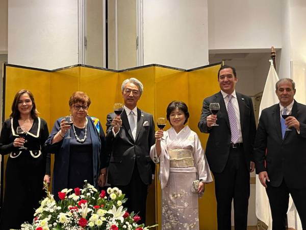 El embajador Nakahara Jun y su esposa Saori durante el brindis de despedida.