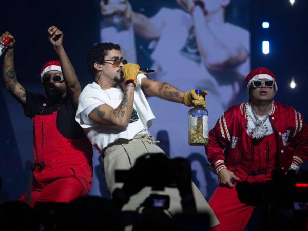 Jowell, Randy y Bad Bunny durante el concierto de este sábado en el Coliseo Jose Miguel Agrelot de San Juan, Puerto Rico.