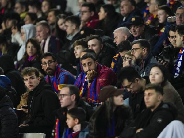 La afición se quedó esperando el inicio del partido hasta que dieron la mala noticia.